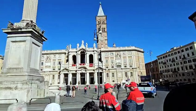 Papa Francesco, migliaia di fedeli a Santa Maria Maggiore. Tantissimi i giovani