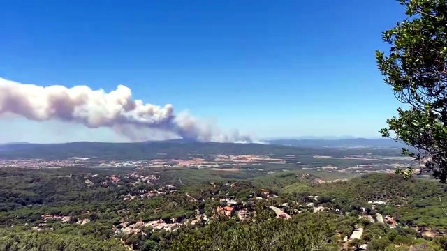 Confinados 150 niños de una casa de colonias por el incendio en la Bisbal d'Empordà, Girona