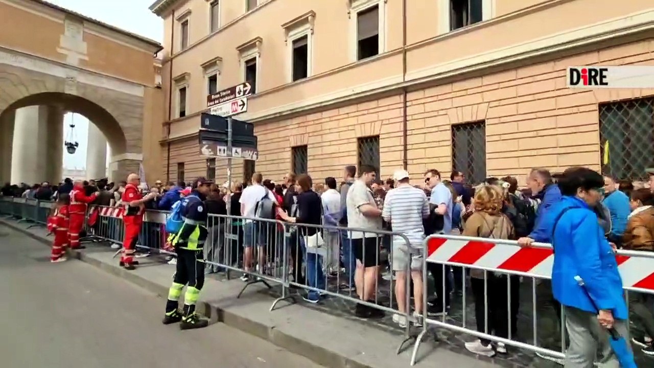 Pellegrini in fila a San Pietro per il primo Regina Caeli di Papa Leone XIV
