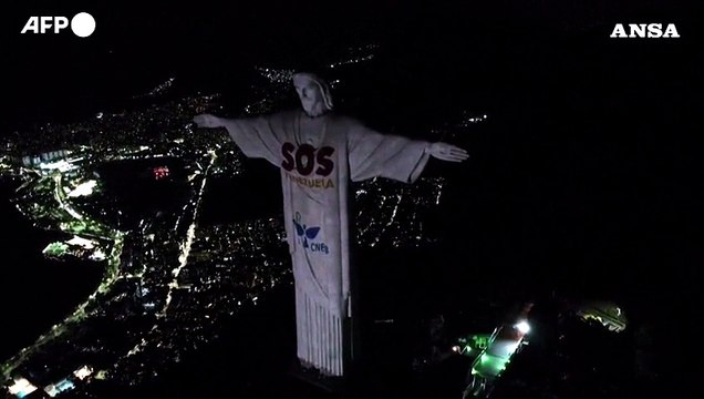 Il Cristo Redentore di Rio si illumina per le vittime del sisma in Venezuela