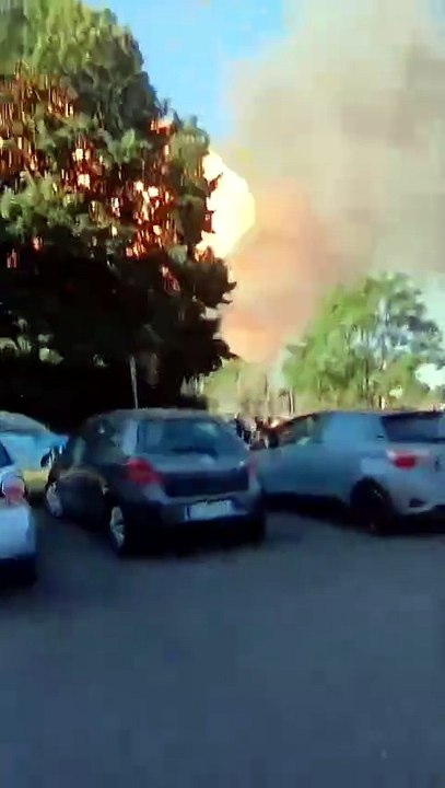 Il momento dell'esplosione del distributore di carburante a Roma