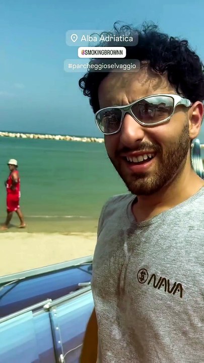 Un'auto piomba sulla spiaggia ad Alba Adriatica: le immagini
