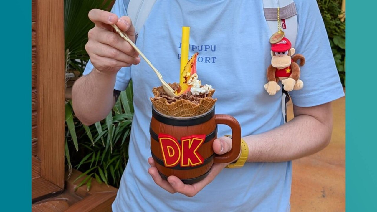 Jonas probiert das Donkey Kong Eis in der Super Nintendo World in Japan