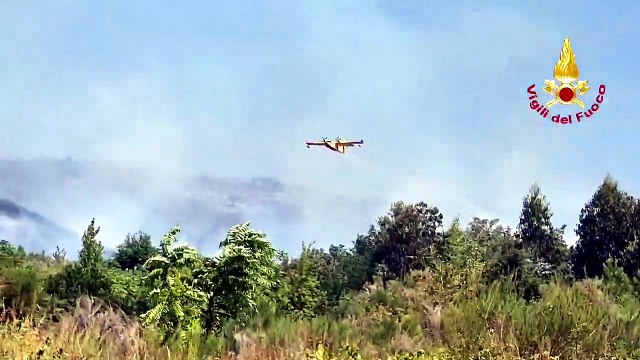 Incendi sul Vesuvio, ancora interventi per domare i roghi