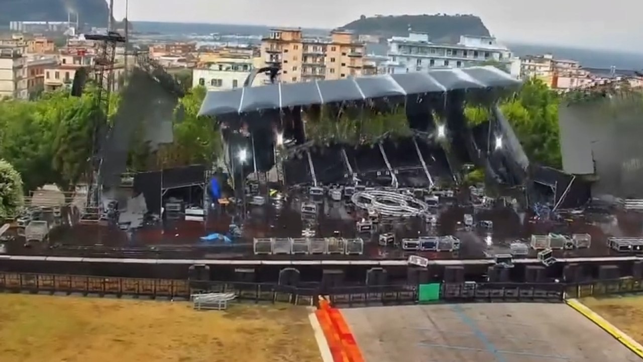 Crolla per il vento il palco del concerto all'ex Base Nato di Bagnoli, si piega come fosse di cartone: le immagini incredibili