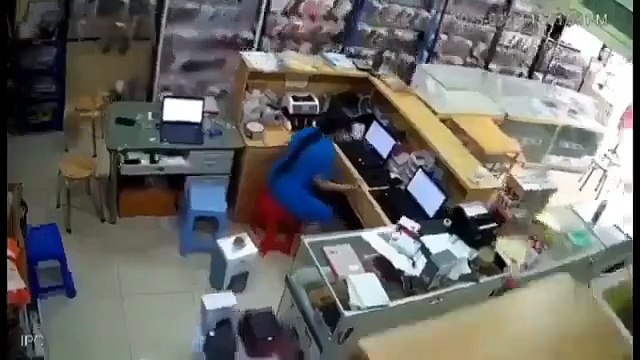 La farmacista travolta dagli scaffali