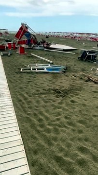 Una tromba d'aria devasta le spiagge della Versilia