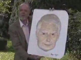 croirait que la tête bouge en même temps que la caméra