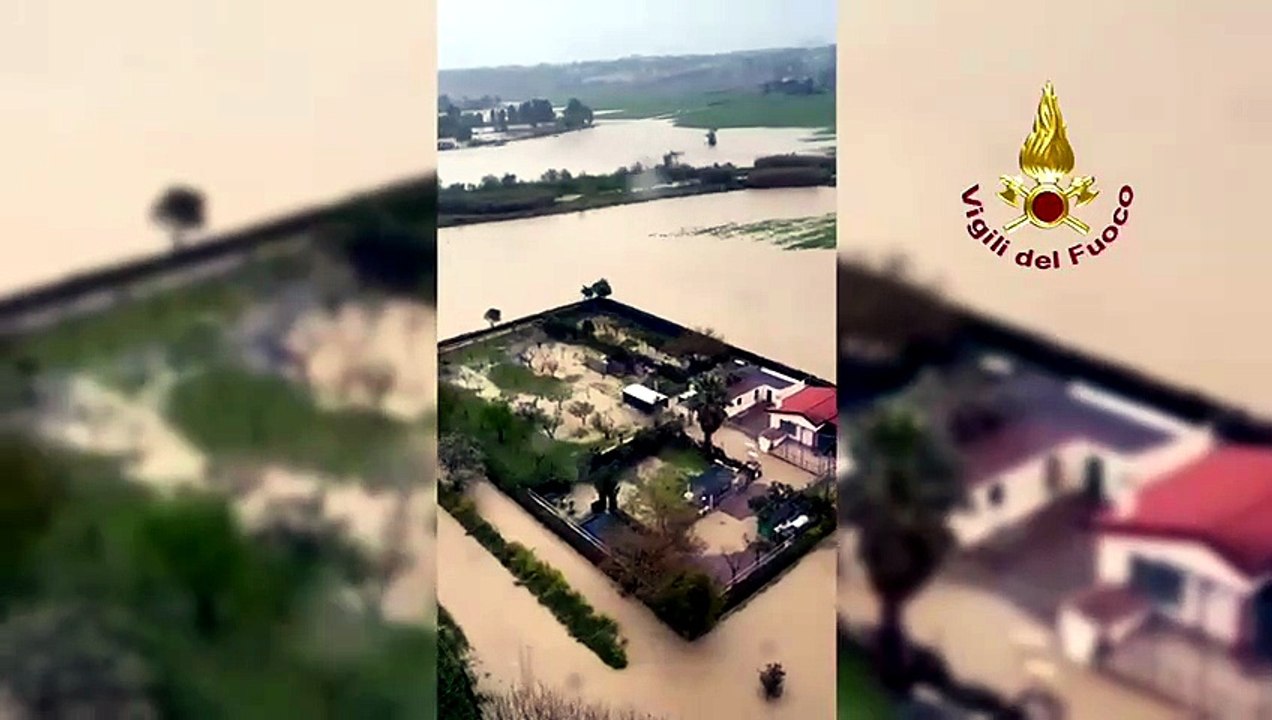I soldati russi, in motocicletta, arrivano in mezzo alla nebbia nella regione di Pokrovsk