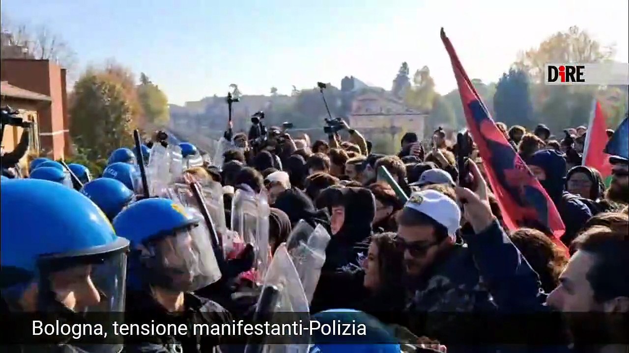 Tensione a Bologna, la Polizia respinge i manifestanti con gli scudi