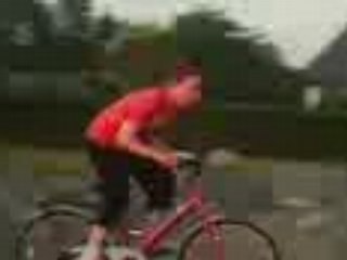 Corentin en vélo rose