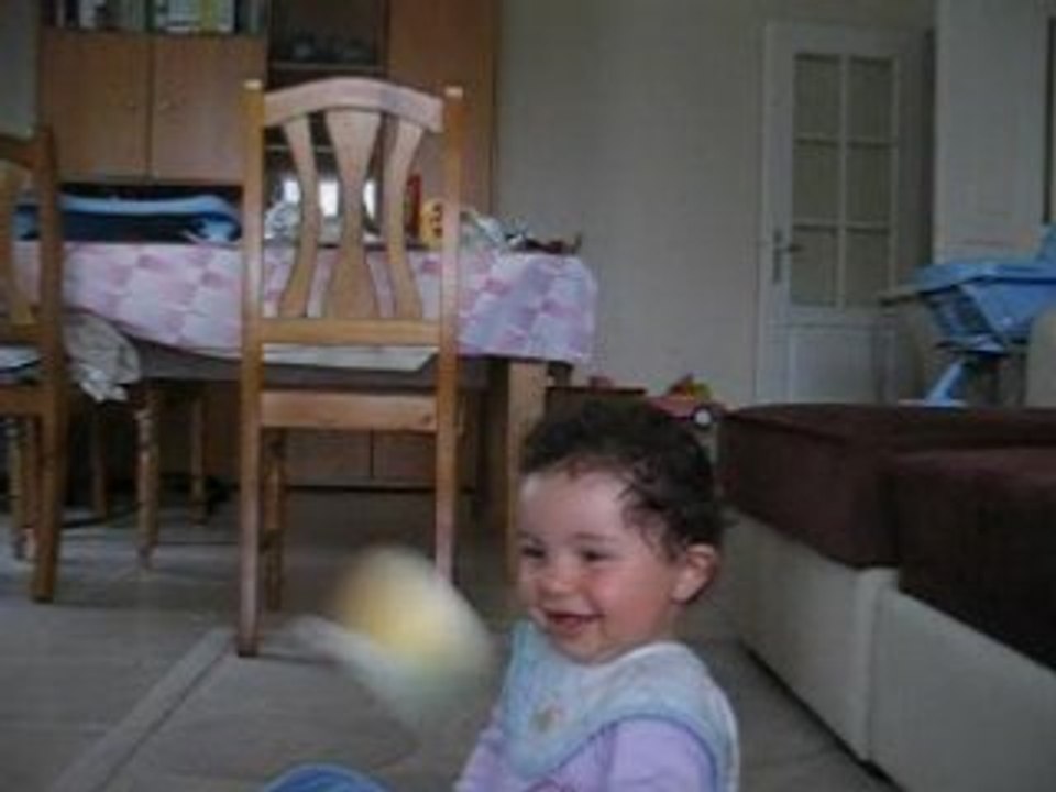 Sarah 10 mois rigolade