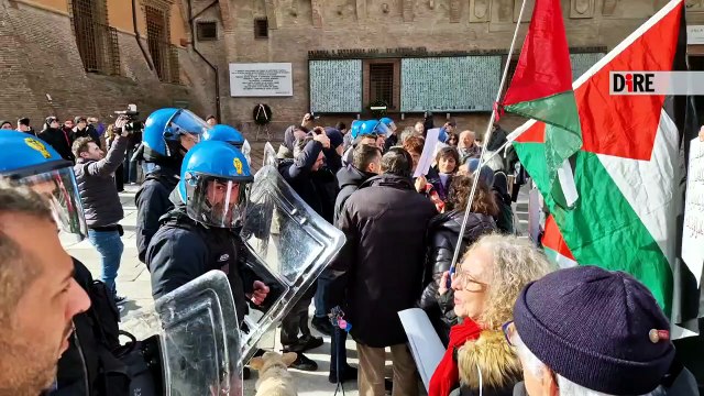 Tensione in piazza Nettuno a Bologna nel giorno della Memoria