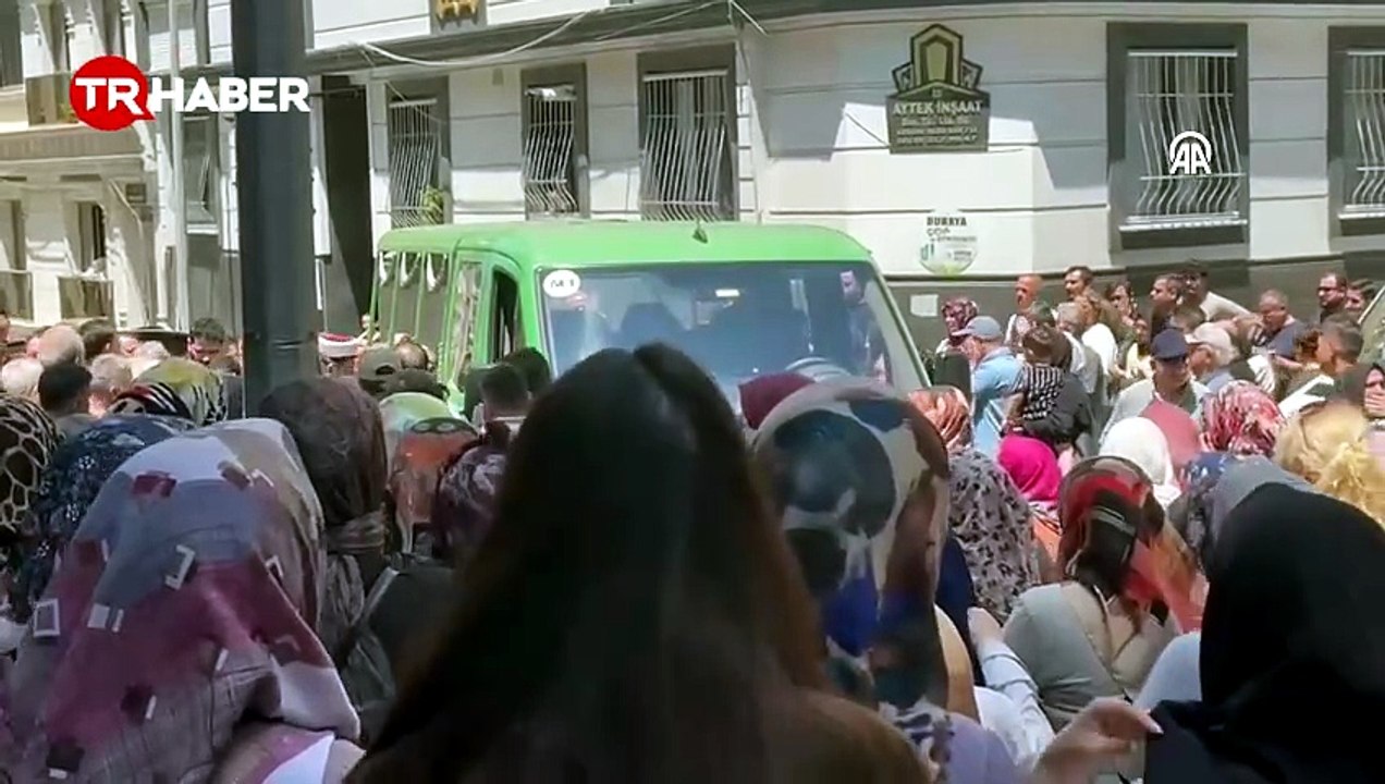 Bayrampaşa'da çatıdan kafasına beton parçası düştü