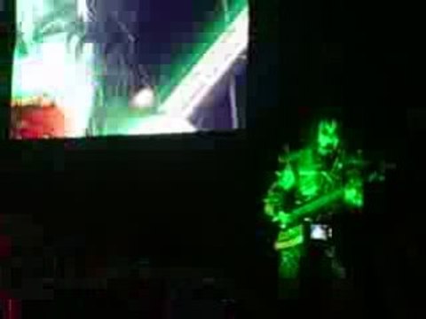 Gene Simmons spits blood - KISS 17 juin 2008