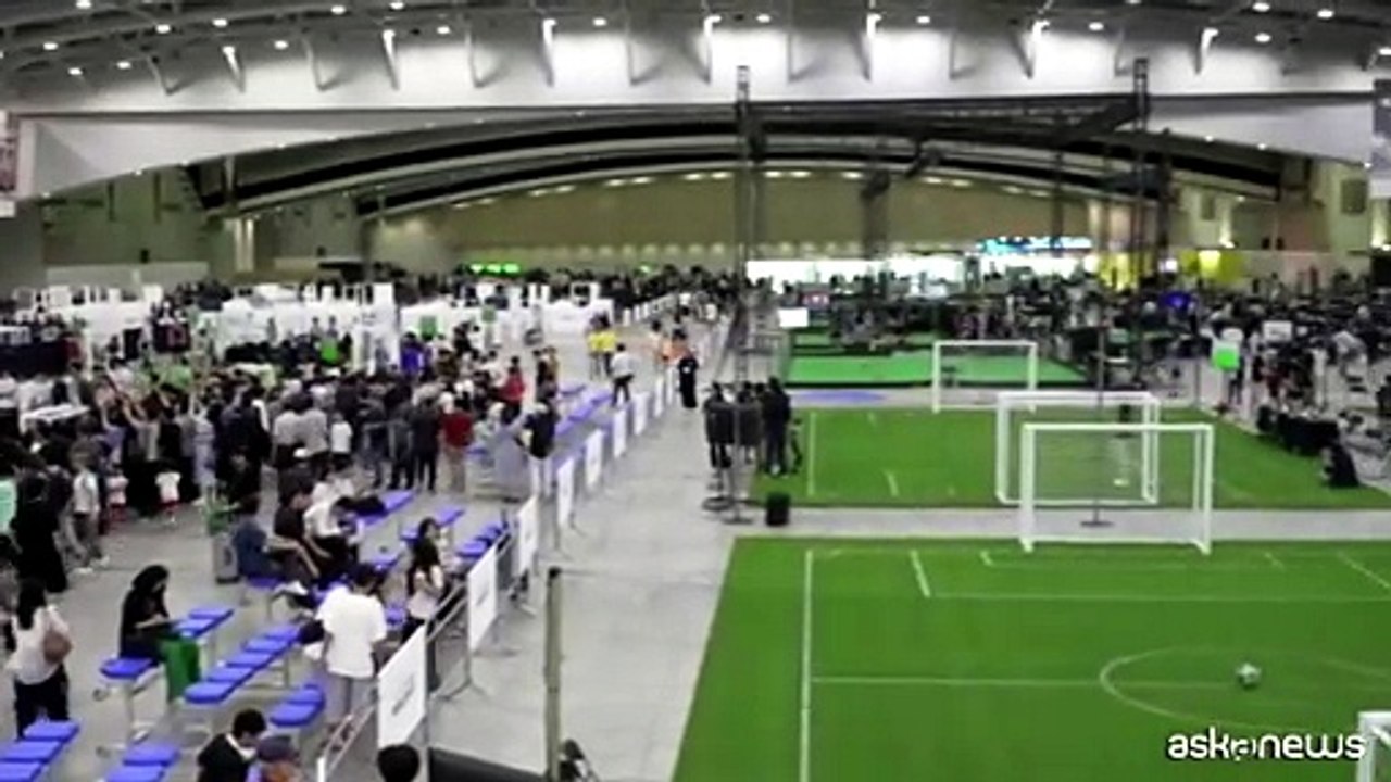 Calciatori robot umanoidi si sfidano nella RoboCup in Corea del Sud