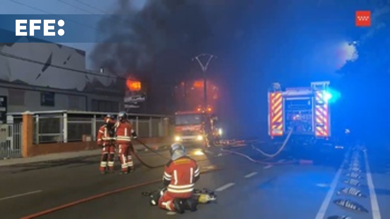 Bomberos dan por estabilizado el incendio en una nave en Leganés, Madrid