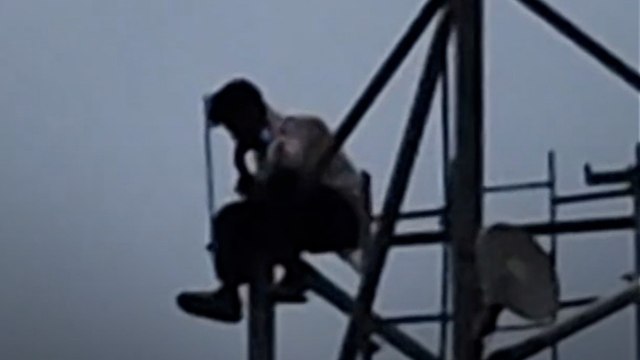 प्रेमिका से शादी नहीं हुई तो टावर से कूदने की धमकी, पुलिस ने ऐसे बचाई जान