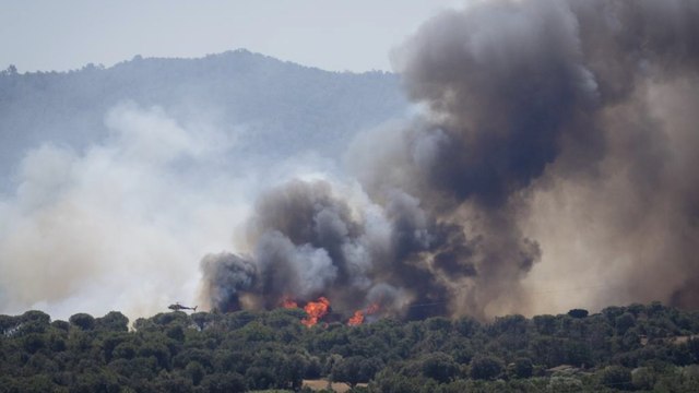 Los vecinos de varias poblaciones de Girona, confinados por el incendio iniciado en La Bisbal d'Empordà