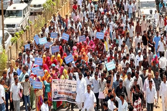 बुलडोजर कार्रवाई में बेघर हुए परिवारों के पुनर्वास की मांग को लेकर निकाली आक्रोश रैली