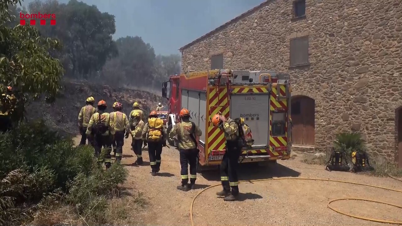 Un incendio avivado por la tramontana obliga a confinamientos en varios pueblos de la Costa Brava