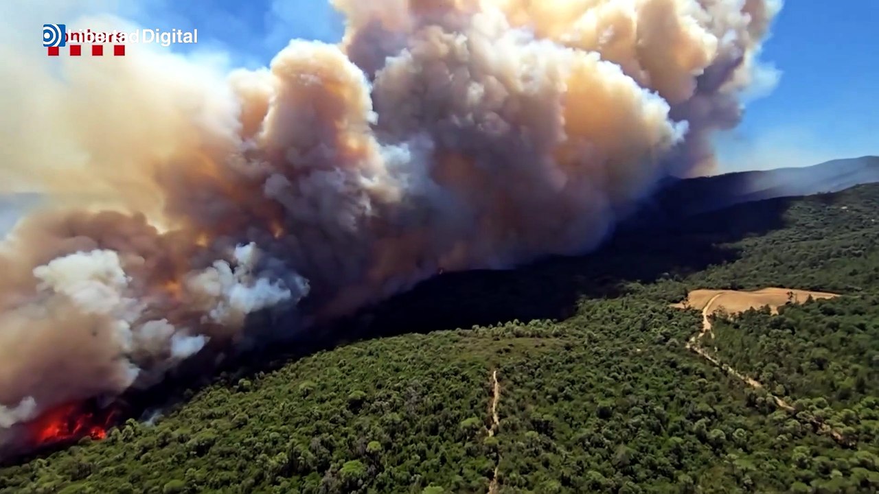 El incendio en La Bisbal del Ampurdán, Gerona, obliga a confinar doce localidades