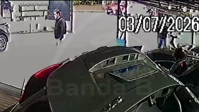 Motociclista é levado em estado grave ao hospital após bater contra furgão no Novo Mundo; vídeo mostra acidente