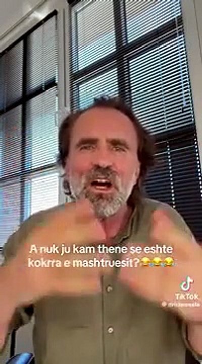 ‘Pa shtyllë kurrizore, Agron je qesharak’, influenceri ironizon Shehajn: 2 vjet heshti, tani doli në protestë