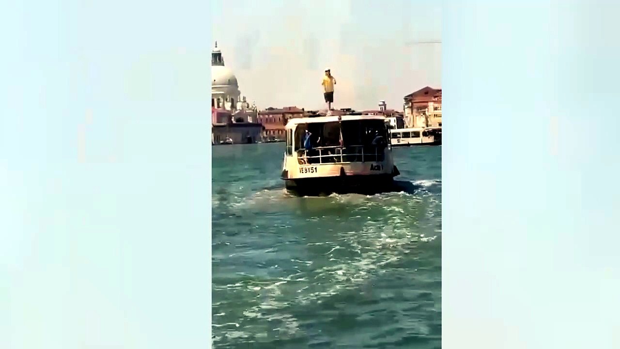 Denunciato giovane a Venezia, era salito sul tetto di un vaporetto per bravata social - Video