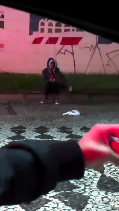 Policial faz dueto com catadora de recicláveis em Curitiba e vídeo emociona; confira