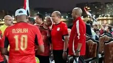 مرتديًا تيشيرت المنتخب.. محافظ المنيا يشارك المواطنين مشاهدة مباراة مصر وأستراليا