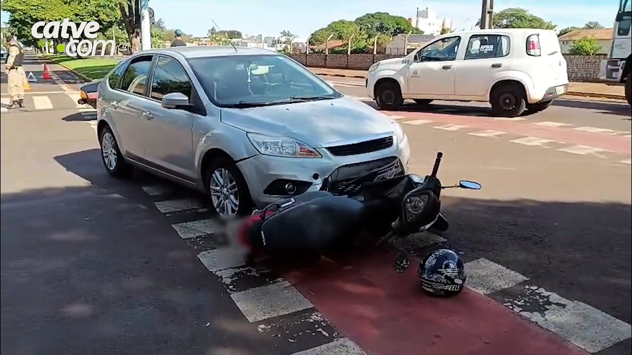 Mulher fica ferida em batida entre carro e moto em cruzamento de Toledo