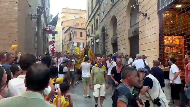 Palio di Siena, il trionfatore Tittia portato in spalla dai contradaioli dell'Aquila in festa