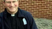 Widzisz napis „Cześć! Jestem katolickim księdzem!”, przysiadasz się?