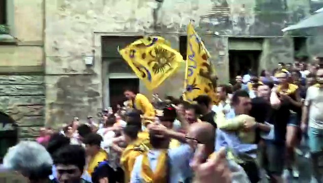 Palio di Siena, vince l'Aquila con Tittia: scene di delirio, la contrada impazzisce dopo 34 anni