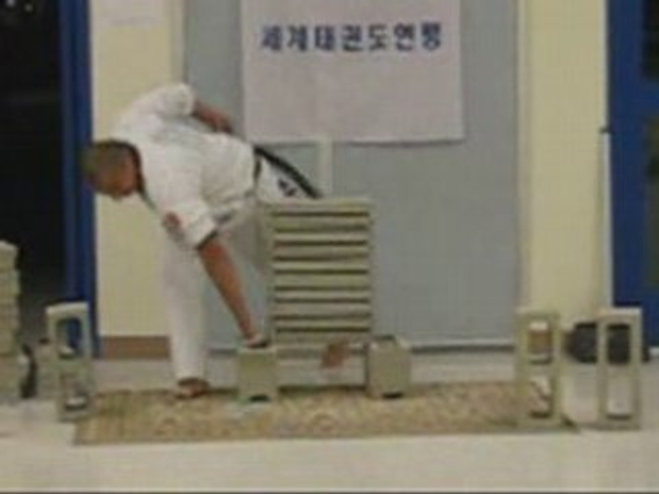 Quand régis casse des briques, ca fait mal ...