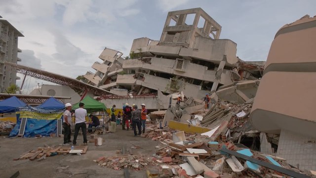 Los equipos de rescate se apresuran a salvar a un niño de nueve años que lleva ocho días atrapado entre los escombros del terremoto de La Guaira