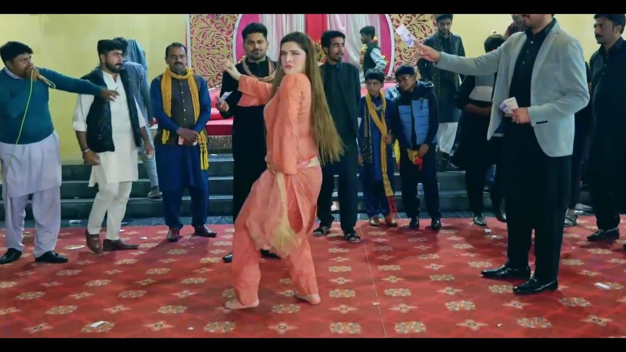 This Dance is a Whole Mood 😂❤️Long nak da uto lak patla#ChahatBaloch# Bollywood#DancePerformance#SStudio
