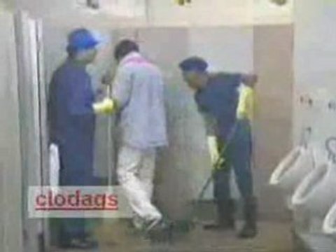 Un serpent dans les toilettes (caméra cachée) - Humour Gag