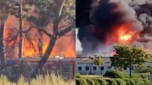 Arde una fábrica de palés en Valladolid que deja sin luz a los vecinos de la zona y una enorme columna de humo