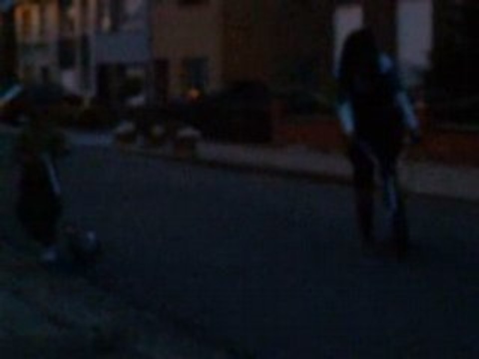 Nawel fait de la trotinette ! (L)