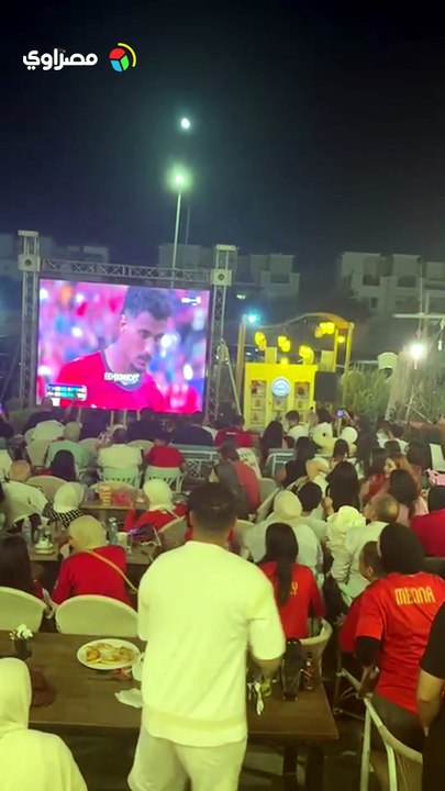 مجدي الجلاد ورجل الأعمال عاطف عبد الفتاح والفنان محمد نجاتي يحتفلون بتأهل مصر إلى دور الـ16