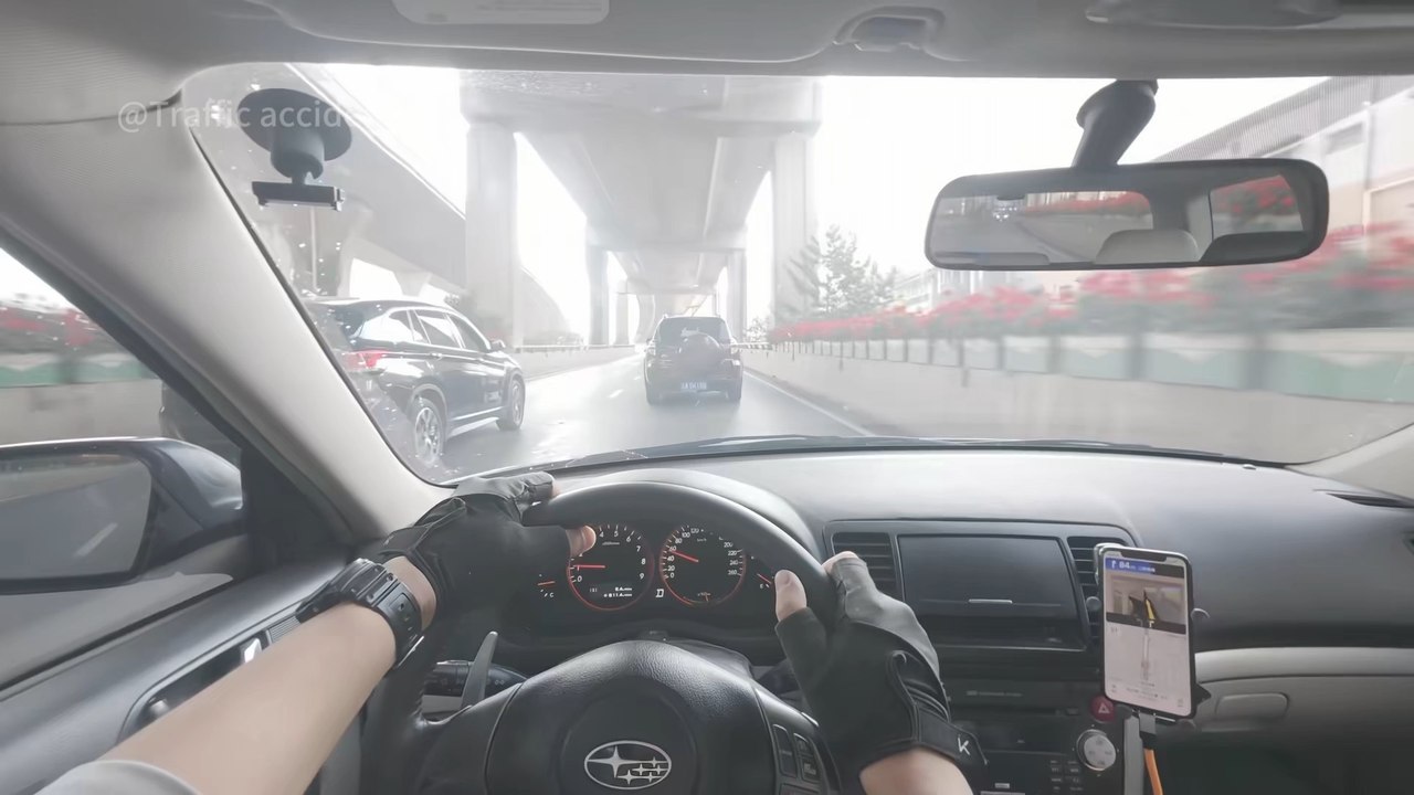 I'm sorry; I shouldn't have driven into your living room. (The other party paid 150 yuan and had one point deducted from their license for this.)