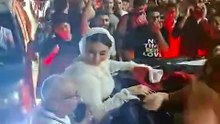 عريس يحتفل مع عروسته بتأهل منتخب مصر في شوارع المنصورة