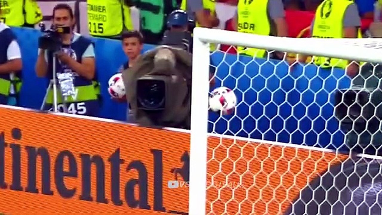The Day Cristiano Ronaldo Made Lewandowski Look Stupid