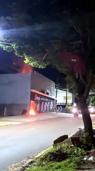 Incêndio em açougue mobiliza o Corpo de Bombeiros na noite desta sexta em Umuarama - 1