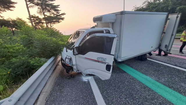 영동고속도로 강릉분기점 갓길 2차 추돌사고 2명 사망 / YTN