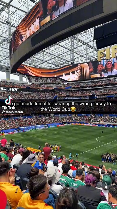 L'orgoglio del tifoso azzurro allo stadio ai Mondiali: assenti ma 4 volte campioni...