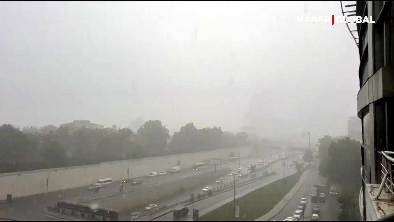 İstanbul'da kuvvetli sağanak etkili oluyor! Cadde ve sokaklar 20 saniyede göle dönüştü