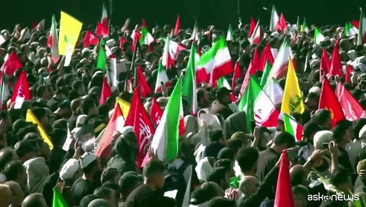 In migliaia a Teheran per la cerimonia funebre di Ali Khamenei